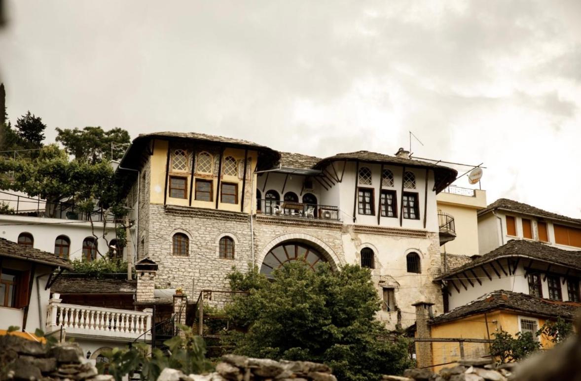 Emblematic House Apartment 2 จีโรคาสเตอร์ ภายนอก รูปภาพ
