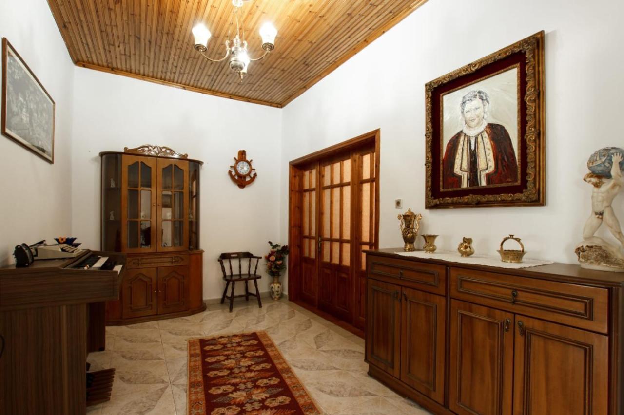 Emblematic House Apartment 2 จีโรคาสเตอร์ ภายนอก รูปภาพ