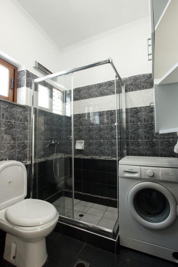 Emblematic House Apartment 2 จีโรคาสเตอร์ ภายนอก รูปภาพ