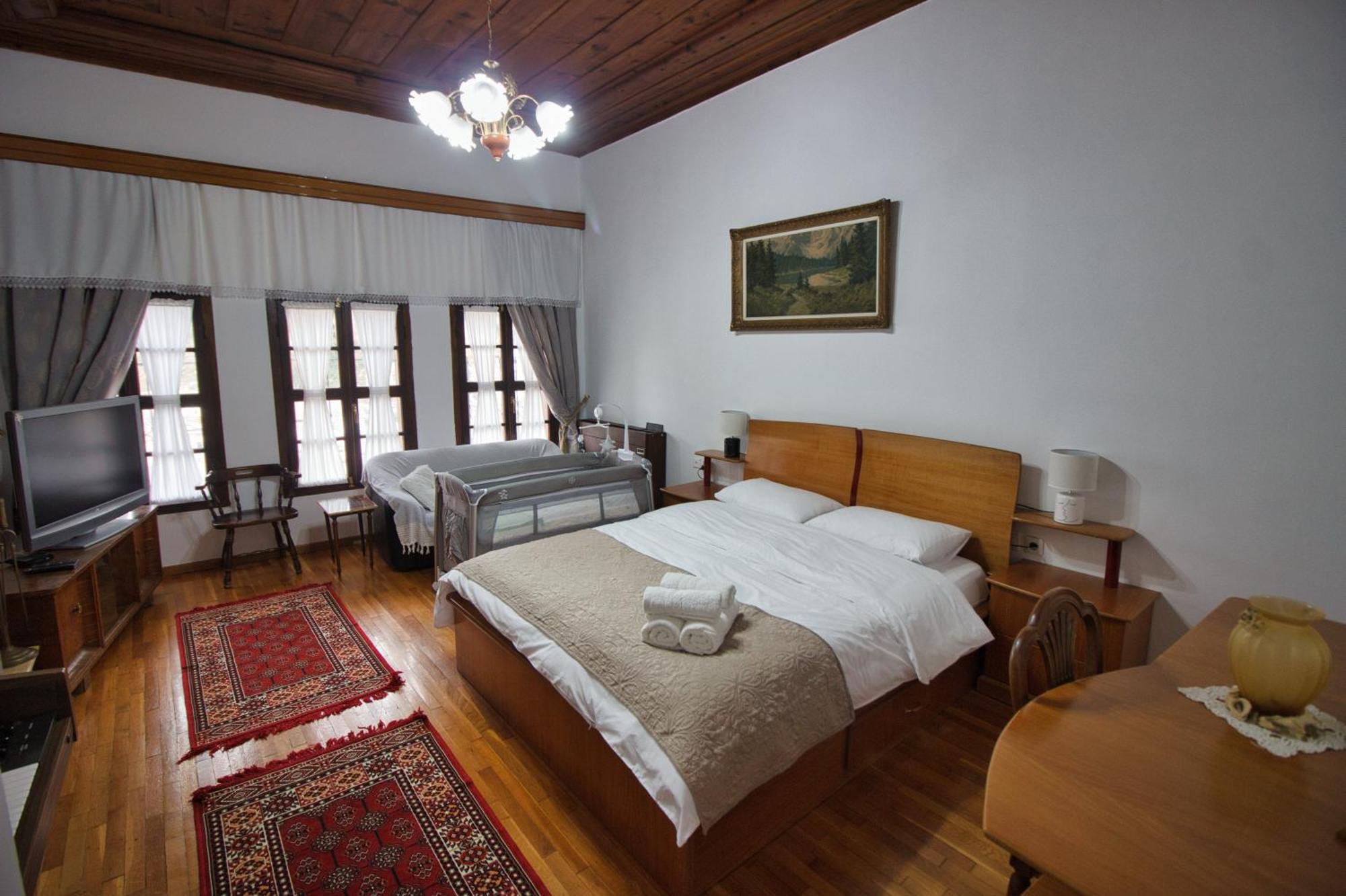 Emblematic House Apartment 2 จีโรคาสเตอร์ ภายนอก รูปภาพ