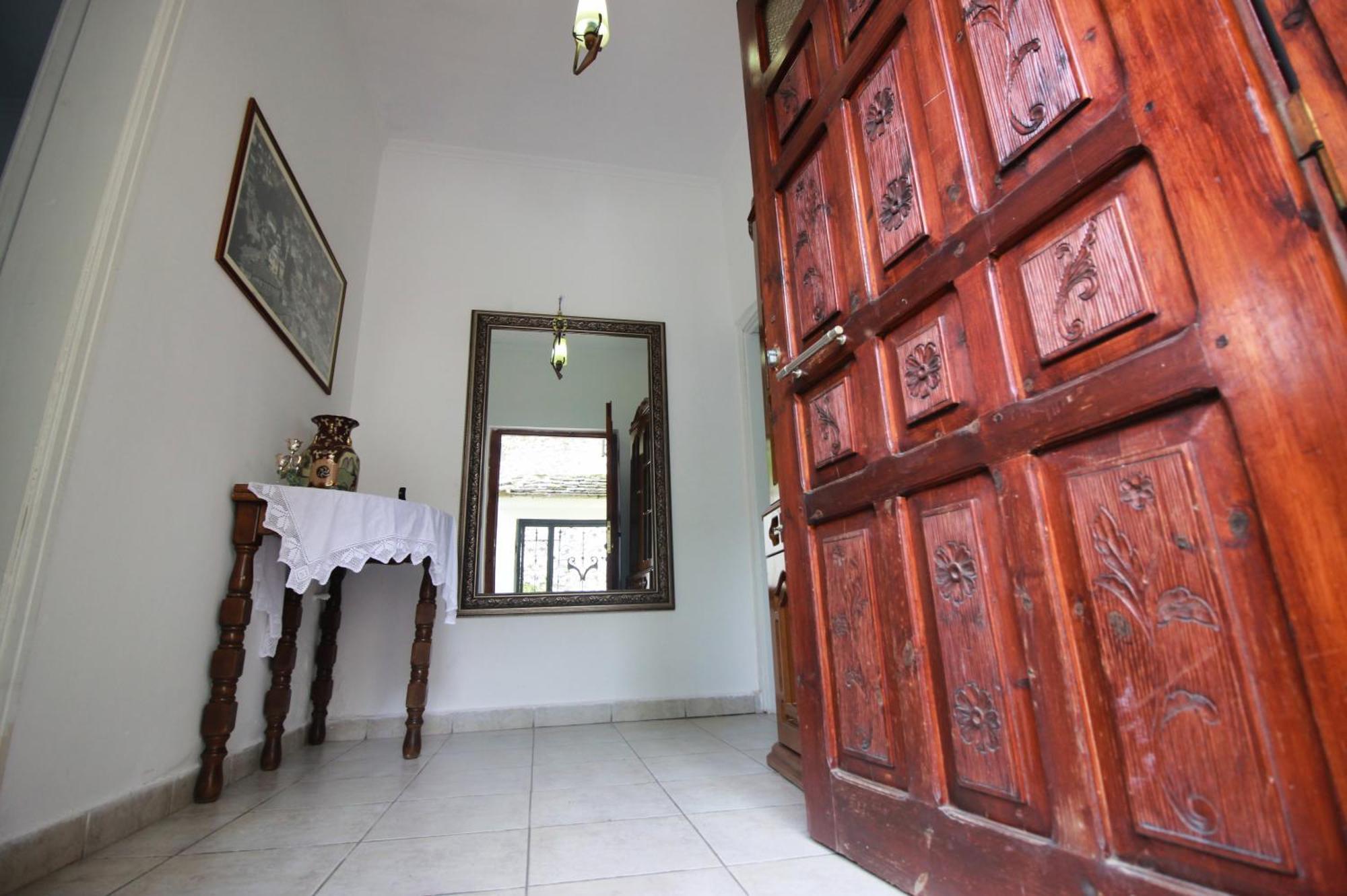 Emblematic House Apartment 2 จีโรคาสเตอร์ ภายนอก รูปภาพ