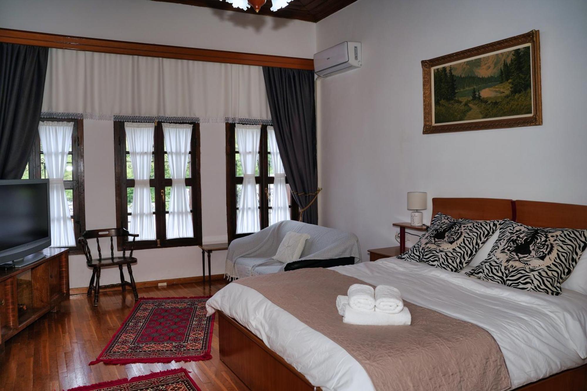 Emblematic House Apartment 2 จีโรคาสเตอร์ ภายนอก รูปภาพ