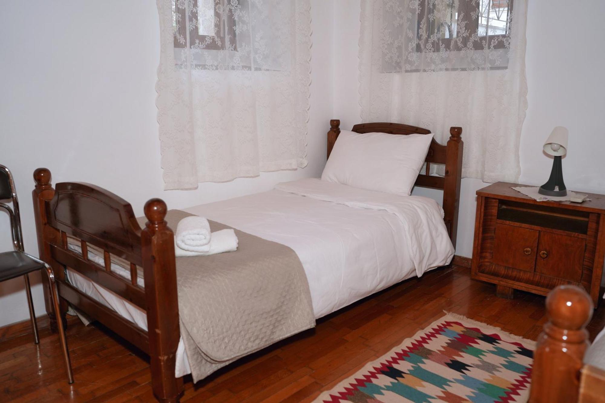 Emblematic House Apartment 2 จีโรคาสเตอร์ ภายนอก รูปภาพ