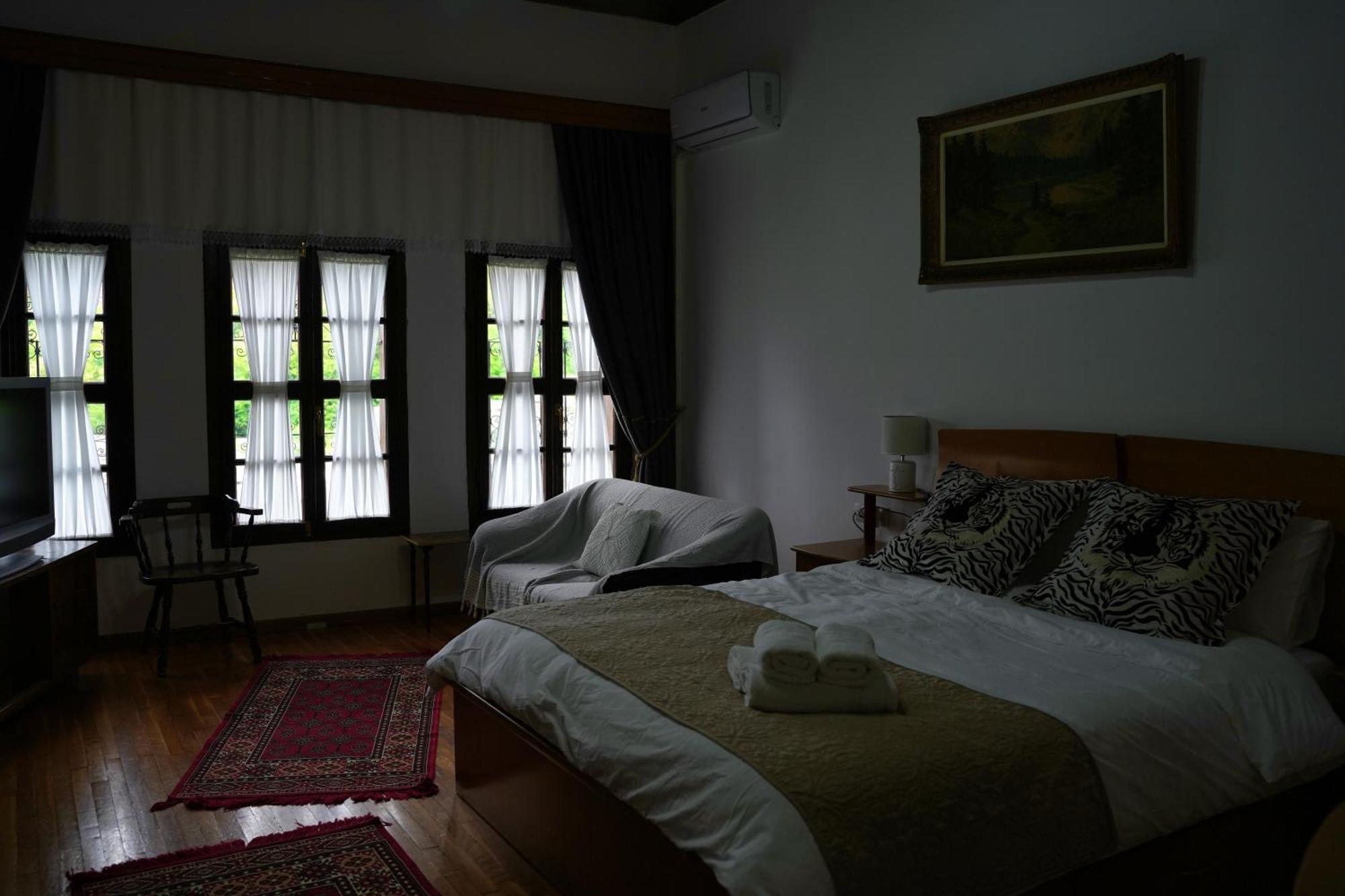 Emblematic House Apartment 2 จีโรคาสเตอร์ ภายนอก รูปภาพ