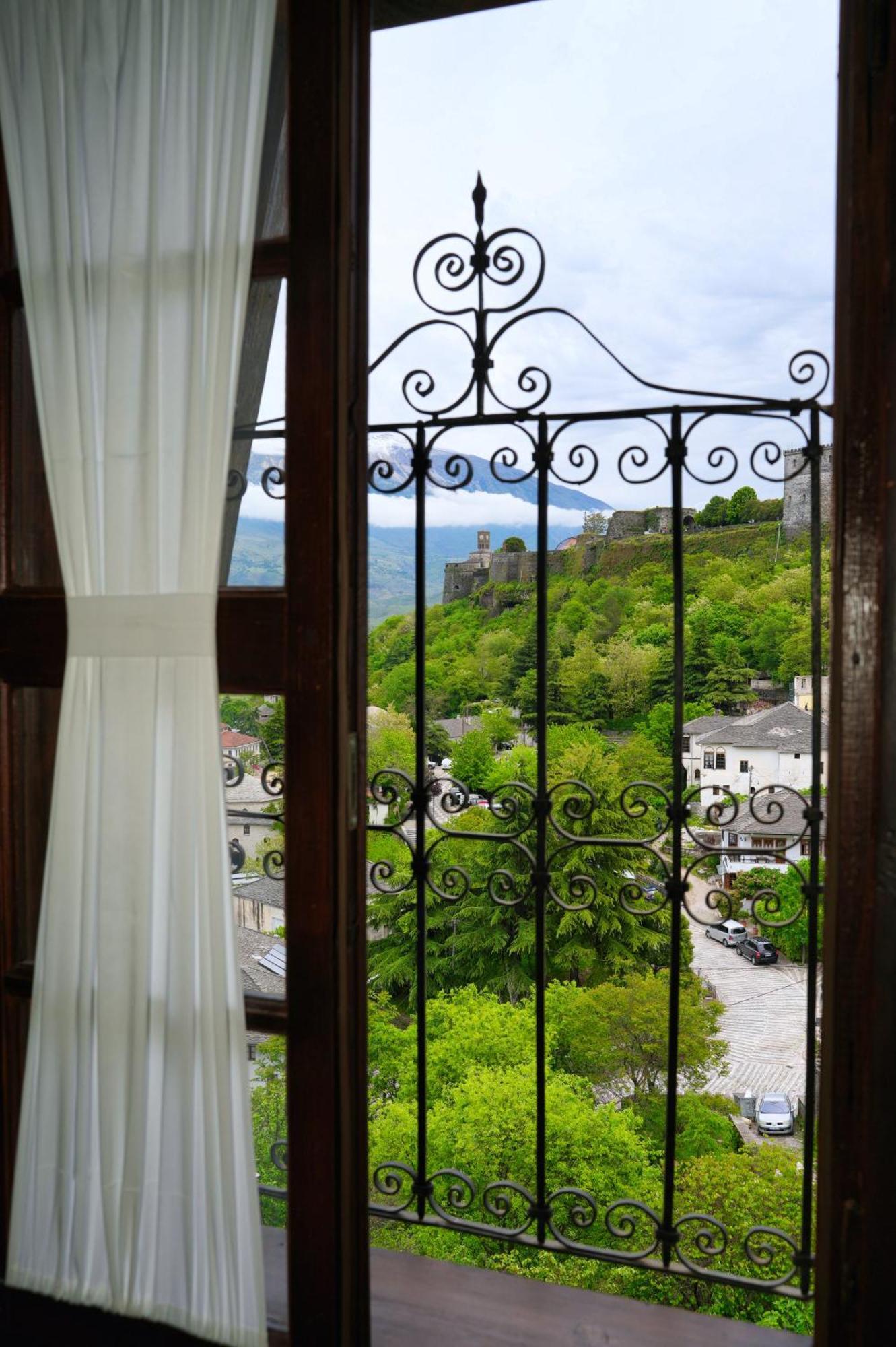 Emblematic House Apartment 2 จีโรคาสเตอร์ ภายนอก รูปภาพ